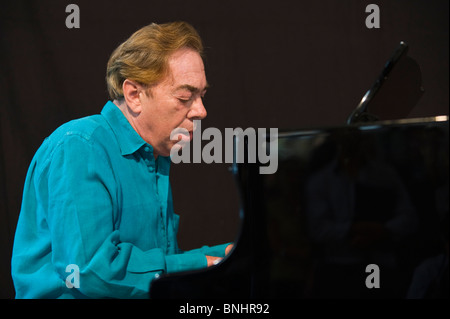 Andrew Lloyd Webber à jouer du piano à Wales Millennium Centre Cardiff South Wales UK Banque D'Images