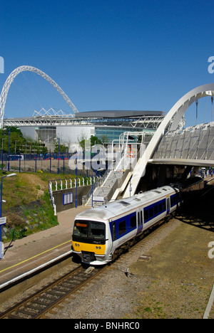 Europe Royaume-Uni Angleterre Londres nouveau stade Wembley stadium sport football building architecture innovante arc arche de toit escamotable Banque D'Images