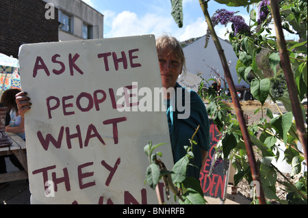 Tenter d'expulser des membres de la communauté locale de Lewes Road Jardin communautaire d'occupation contre Brighton Tesco/point de vente au détail proposé Banque D'Images