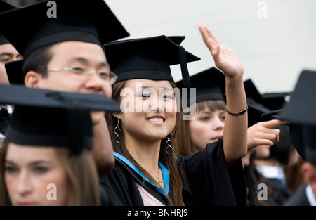 Les étudiants de l'Université de Warwick après la cérémonie de fin de Degré Banque D'Images