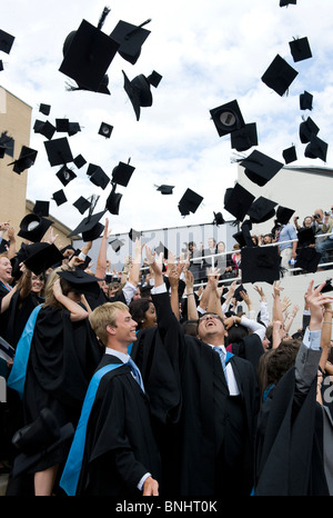 Les étudiants de l'Université de Warwick après la cérémonie de fin de Degré Banque D'Images