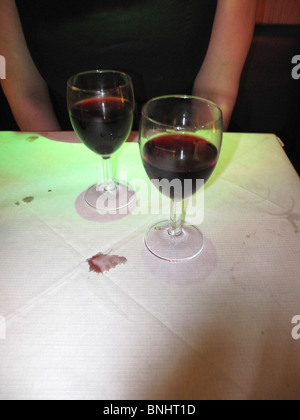Deux verres de vin rouge sur la table de restaurant avec vin tache sur papier chiffon de table Banque D'Images