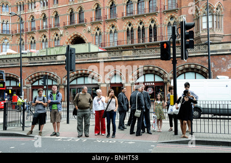 Les piétons traversant Euston Road en face de St Pancras Station, London, England UK Banque D'Images