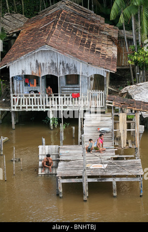 Canaux breves Brésil forêt amazonienne l'Amazonie Jungle rivière forêt tropical tropiques guindé maison sur pilotis famille locale les gens Banque D'Images