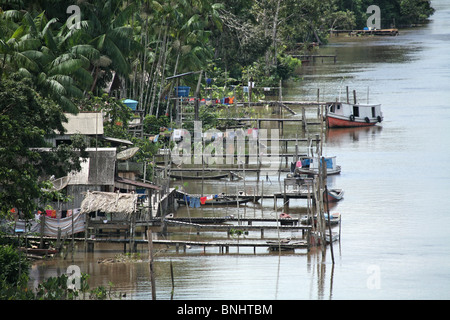 Canaux breves Brésil forêt amazonienne l'Amazonie Jungle rivière forêt tropical tropiques guindé maison sur pilotis famille locale les gens Banque D'Images