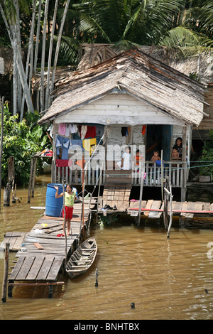 Canaux breves Brésil forêt amazonienne l'Amazonie Jungle rivière forêt tropical tropiques guindé maison sur pilotis famille locale les gens Banque D'Images