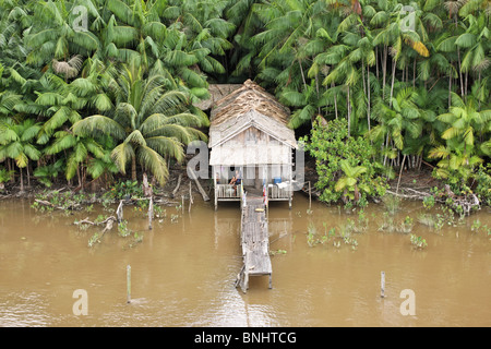 Canaux breves Brésil forêt amazonienne l'Amazonie Jungle rivière forêt tropical tropiques guindé maison sur pilotis famille locale les gens Banque D'Images