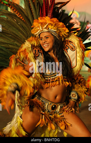 La ville de Tarente Brésil Samba Show Boi Bumba Amazonie Amazonie tropical tropiques costume de femme femmes personnes groupe costumes Banque D'Images