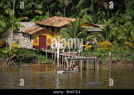 Canaux breves Brésil forêt amazonienne l'Amazonie Jungle rivière forêt tropical tropiques guindé maison sur pilotis famille locale les gens Banque D'Images