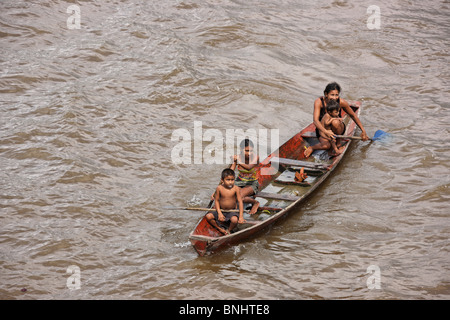 Canaux breves Brésil forêt amazonienne l'Amazonie Jungle rivière forêt tropical tropiques enfants famille femme bateau gens locaux Banque D'Images