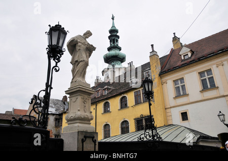 Voir la cathédrale de Bratislava avec haut,sculpture et lampadaire, Bratislava, République Slovaque, Europa Banque D'Images