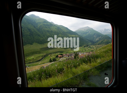 La Suisse. Voyage en Train en Suisse. Voyage sur le Matterhorn-Gotthard bahn entre Sedrun dans la région de Grisons Banque D'Images