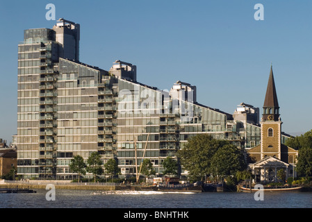 Montevetro Tower, la Tamise, et St Marys Church Battersea village London. Vieux, nouveaux bâtiments modernes contrastant les styles architecturaux. Angleterre 2010 Royaume-Uni 2010s HOMER SYKES Banque D'Images