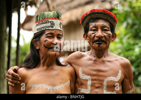 Pevas Pérou l'Amazonie jungle amazonienne de la rivière de la forêt tropical tropiques Américains indigènes autochtones autochtones personnes Guarayu) Banque D'Images