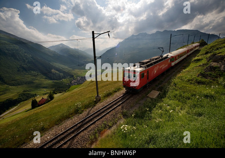 La Suisse. Voyage en Train en Suisse. Voyage sur le Matterhorn-Gotthard bahn entre Sedrun Grisons dans la région et un Banque D'Images