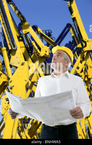 Plan d'architecte ingénieur principal de l'expertise dans les mains des grues industrielles jaune Banque D'Images