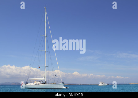 Ancré voilier Formentera Illetes turquoise îles Baléares Espagne Banque D'Images