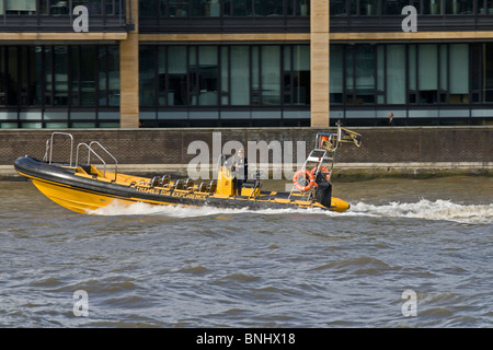 Voyage touristique Thames boat sur la rivière Thames à grande vitesse Banque D'Images