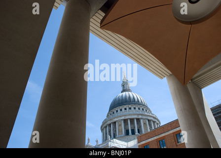 Le dôme de la Cathédrale St Paul, à Londres. Prises de l'intérieur de la colonnade de Paternoster Square. Banque D'Images