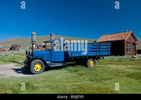 Camion à la station-service de Bodie State Park, Californie. Matin d'été. Banque D'Images