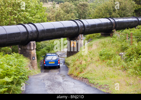 Le tuyau transportant de l'eau de réservoir à Coedty Dolgarrog Hydro Power Station à Snowdonia, Nord du Pays de Galles. Banque D'Images