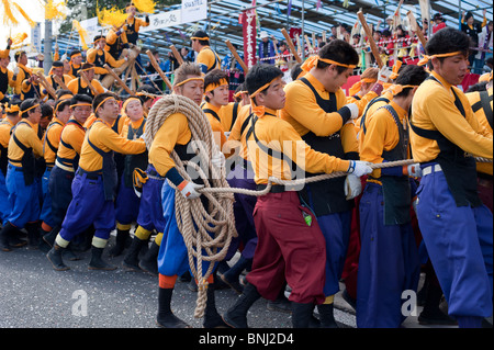 Les participants au festival du Onbashira de Suwa, vêtus de tenues traditionnelles, tirer les ficelles que déplacer les piliers du sanctuaire. Banque D'Images