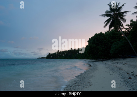 Le crépuscule tombe sur Eneko Island et le lagon Majuro (Îles Marshall) Banque D'Images