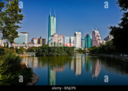 Chine Guangzhou Guandong town city Litchi park pond gratte-ciel gratte-ciel, Banque D'Images