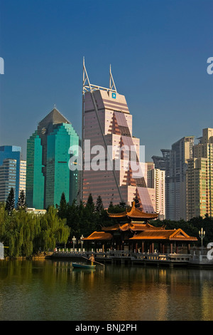 Chine Guangzhou Guandong town city Litchi park pond gratte-ciel gratte-ciel, Banque D'Images