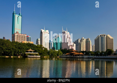 Chine Guangzhou Guandong town city Litchi park pond gratte-ciel gratte-ciel, Banque D'Images