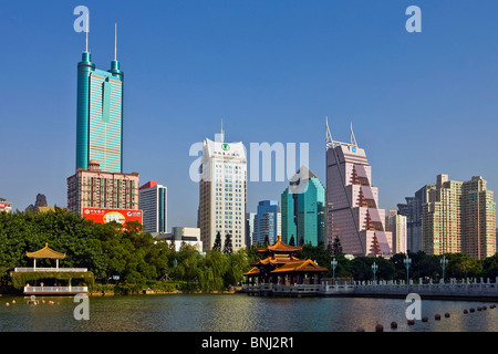 Chine Guangzhou Guandong town city Litchi park pond gratte-ciel gratte-ciel, Banque D'Images