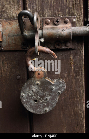 Cadenas rouillé sur porte en bois rustique Banque D'Images