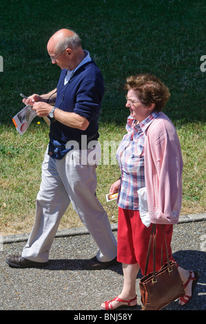 Personnes âgées en train de marcher le long de pavement - France. Banque D'Images