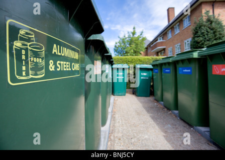 Les canettes en aluminium et acier bacs de recyclage Banque D'Images