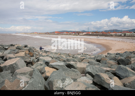 Cailloux mis à essayer de défendre les zones côtières basses du nord du Pays de Galles près de Muro de l'inondation par la mer. Banque D'Images