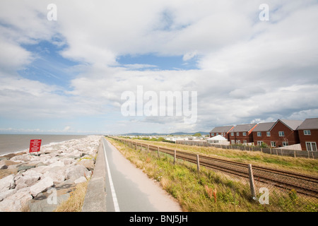 Cailloux mis à essayer de défendre les zones côtières basses du nord du Pays de Galles près de Muro de l'inondation par la mer. Banque D'Images