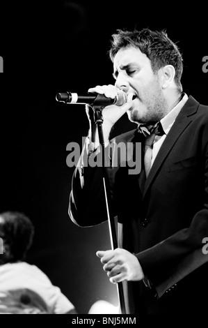 Terry Hall, chanteur de The Specials sur scène à salle municipale de Wolverhampton avec Neville Staple, dans l'arrière-plan Banque D'Images