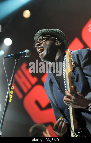 Lynval Golding La Promotions du guitariste sur scène à salle municipale de Wolverhampton Banque D'Images