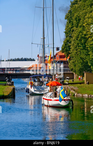 La Suède Océan adultes Motala Bateau Bateaux Canal City contemporain bondé jour Europe Flux extérieur Floodgate Vannes Banque D'Images