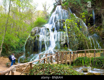 Espagne Aragon région zone Zaragoza province parc Monasterio de Piedra cascade de l'eau pont en bois passerelle, garde-corps Banque D'Images