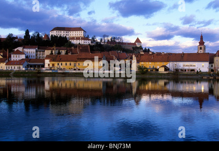 La Slovénie ville ville rivière Drava Vieille Ville château de réflexion de la lumière du soir de la ville de Ptuj Banque D'Images