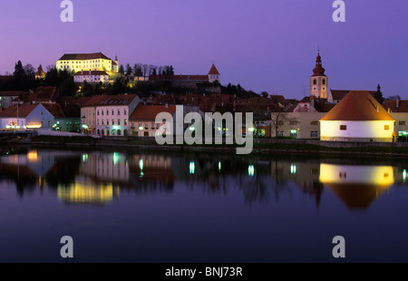 La Slovénie ville ville rivière Drava Vieille Ville château crépuscule crépuscule la réflexion de l'éclairage de la ville de Ptuj Banque D'Images