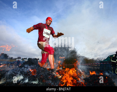 Un concurrent s'exécutant dans la fameuse course tough guy en tonne, en Angleterre. Banque D'Images