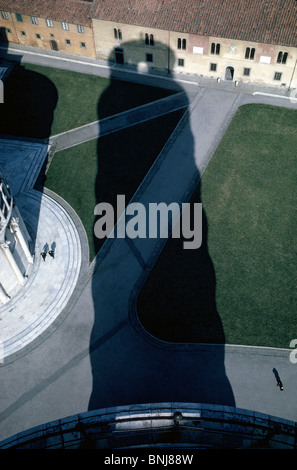 Une fin d'après-midi vue depuis le haut de la célèbre tour penchée de Pise campanile montre son ombre au casting Place de la cathédrale de Pise, Italie. Banque D'Images