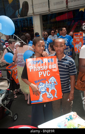 Les militants de l'environnement et de la santé rassemblement contre le PVC dans les jouets à New York Banque D'Images