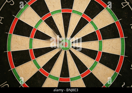 Dart à Bullseye sur cible Banque D'Images
