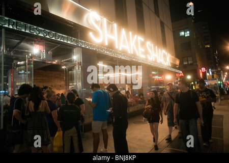 La direction générale de midtown Manhattan, le shake Shack à New York Banque D'Images