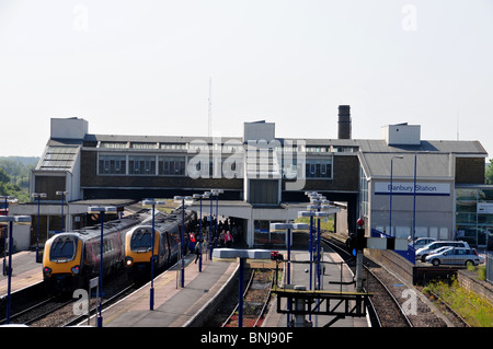 La gare de Banbury, Oxfordshire avec deux trains de voyageurs de classe 220 exploité par ski sur les plates-formes Banque D'Images