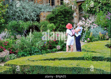 Les visiteurs dans les jardins du château de Broughton historique près de Banbury dans l'Oxfordshire. Bastion royaliste de la guerre civile anglaise Banque D'Images
