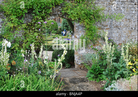 Jardins de Château de Broughton historique près de Banbury dans l'Oxfordshire. Bastion royaliste de la guerre civile anglaise Banque D'Images